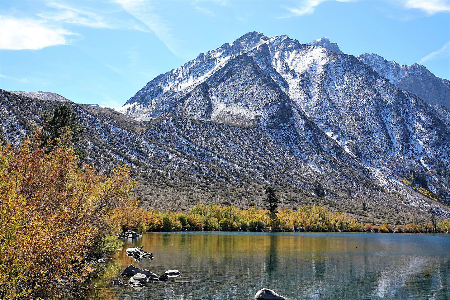 Photo Autumn Convict Lake Snow Covered Mountain Mammoth California