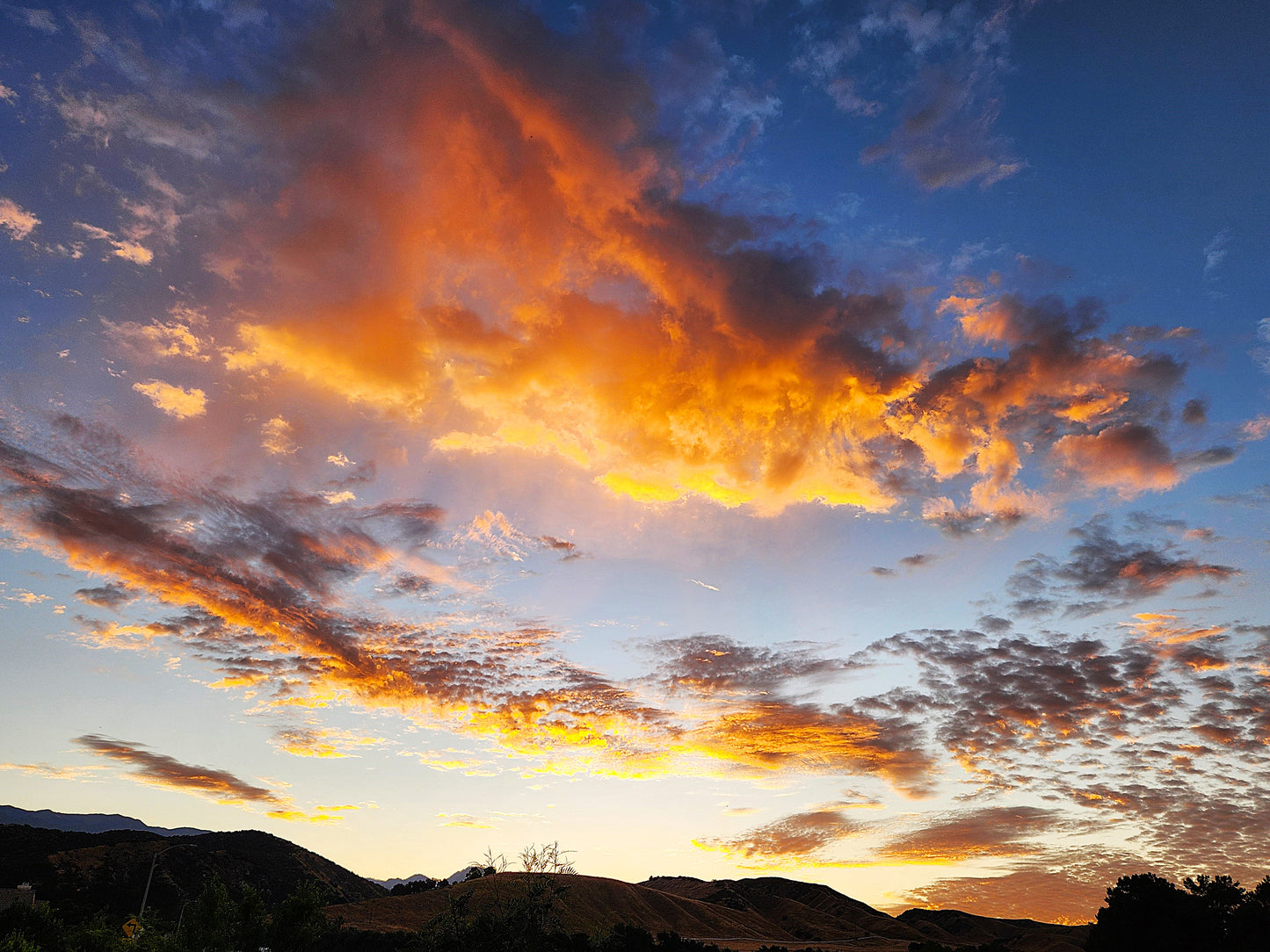 Photo Orange and Yellow Sunrise with Mountains Cherry Valley California