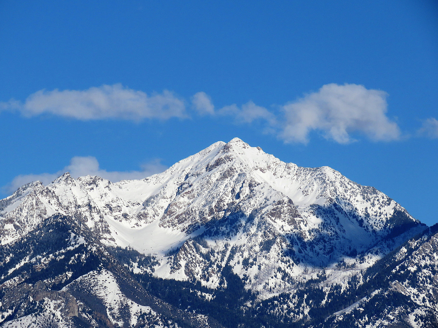 Photo Majestic Snow Covered Sun Bathed Mountain Blue Skies Clouds Sandy Utah