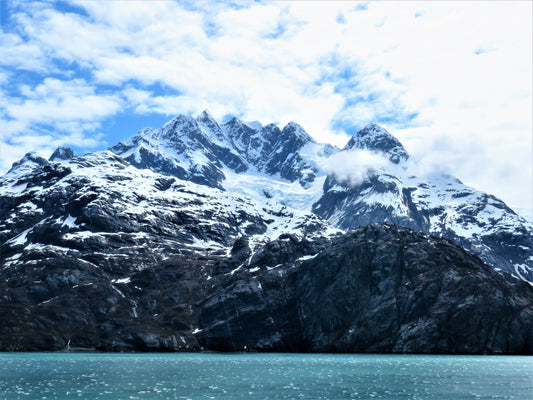 Photo Snow Covered Mountain Close up Turquois waters in Glacier Bay Alaska