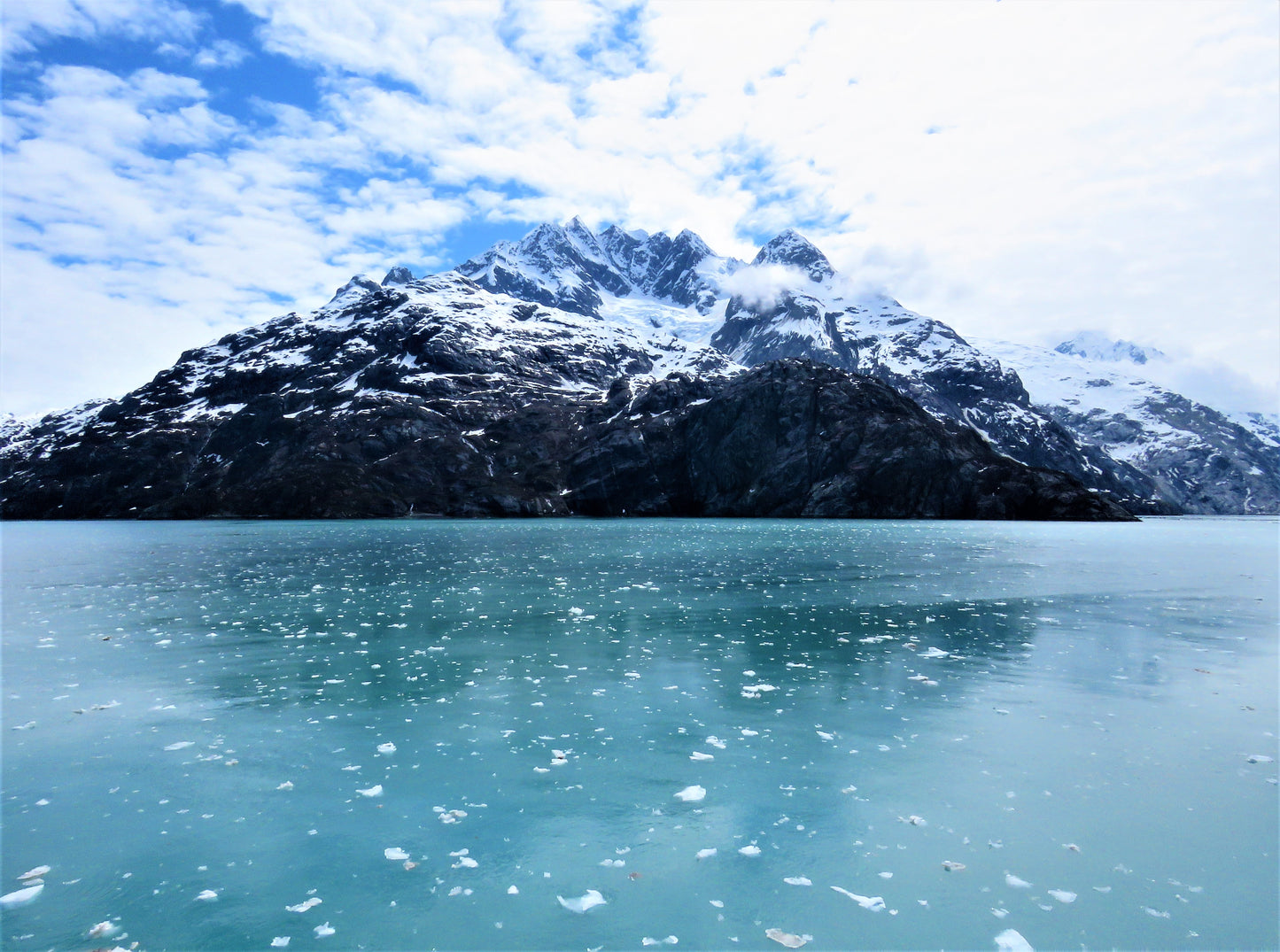 Photo Snow Covered Mountain Turquois waters in Glacier Bay Alaska