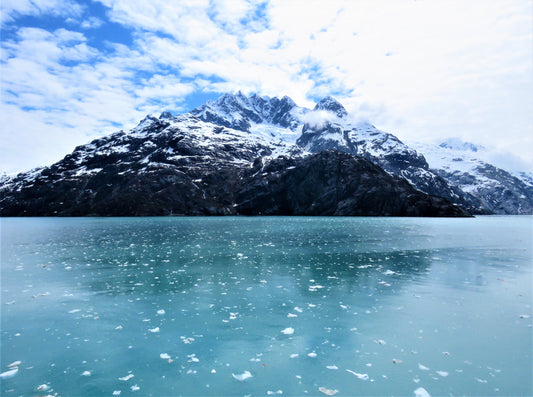 Photo Snow Covered Mountain Turquois waters in Glacier Bay Alaska